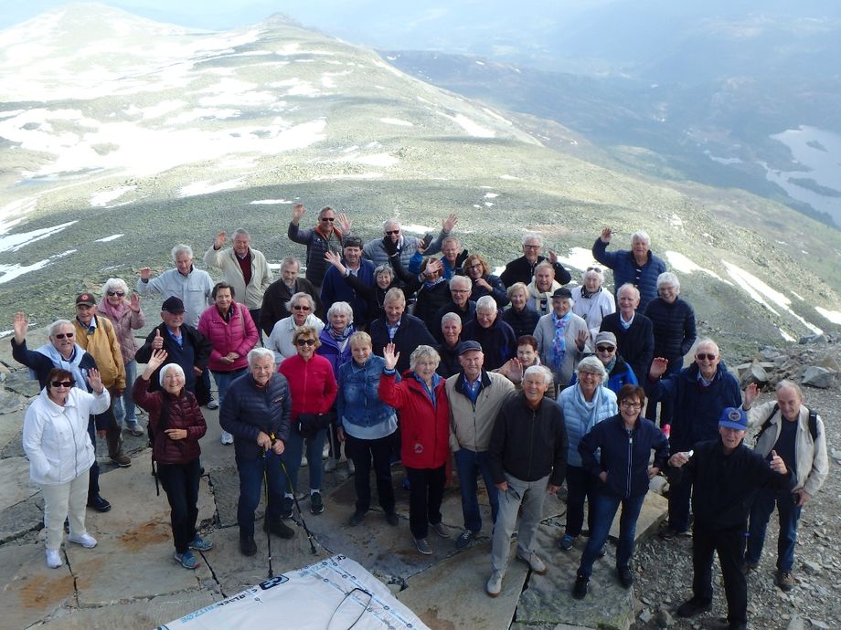 En fornøyd gjeng på Gaustatoppen.
